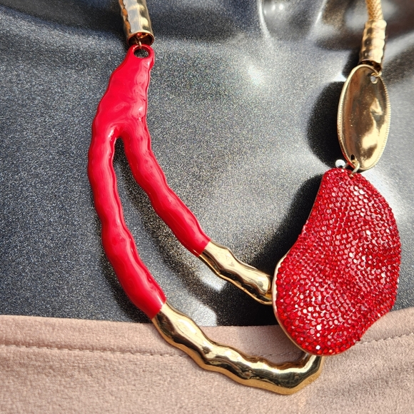 ✨️ Elegant Red and Gold Necklace with Earrings Set ✨️ - Picture 7 of 15